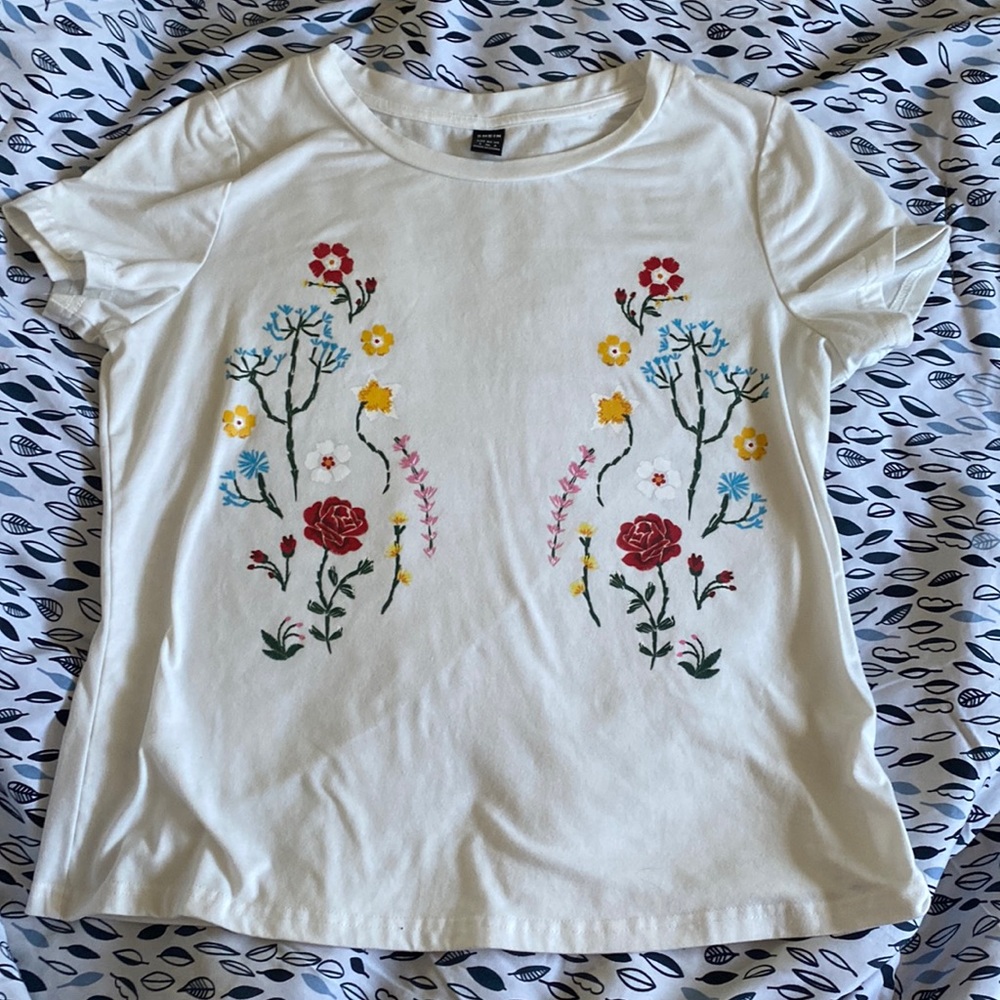 Super cute floral / botanical themed t-shirt. Size 4. Fits loosely close to a M